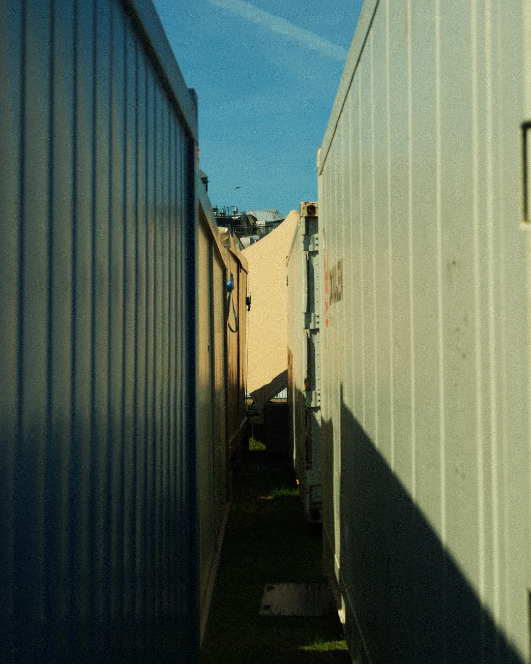 Containerwand met zonlicht op het festivalterrein